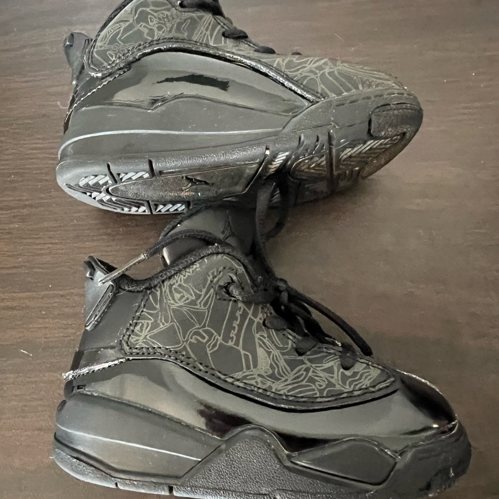 Nike Black Sneakers with Reflective Accents and Cushioned Sole